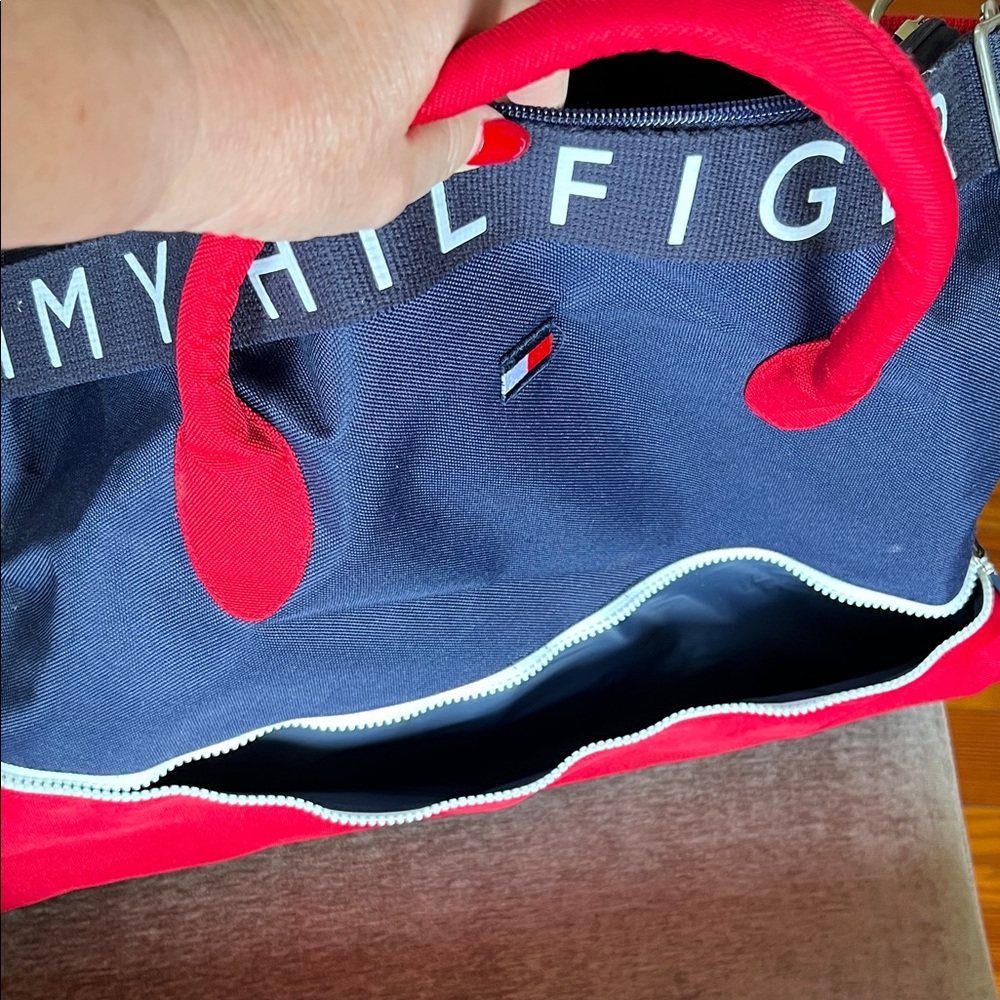 Tommy Hilfiger Navy and Red Duffel Bag Vintage Great Condition - Picture 7 of 9
